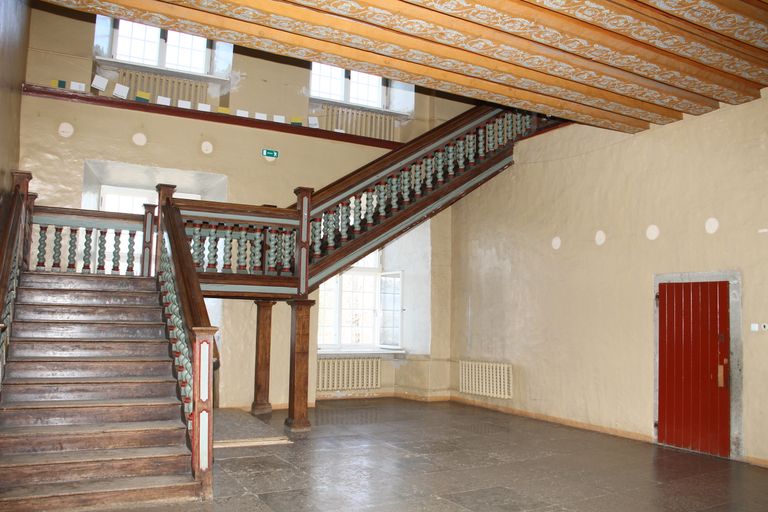 Деревянная лестница и потолочные балки в фойе ратуши родом из послевоенной эпохи.