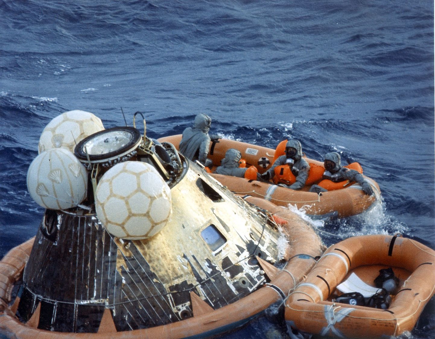Kosmoselaev Apollo 11 jõudis Maale tagasi 24. juulil ning kukkus Vaiksesse ookeani 812 meremiili Hawaii saartest edelas. Fotol astronautide päästmisoperatsioon