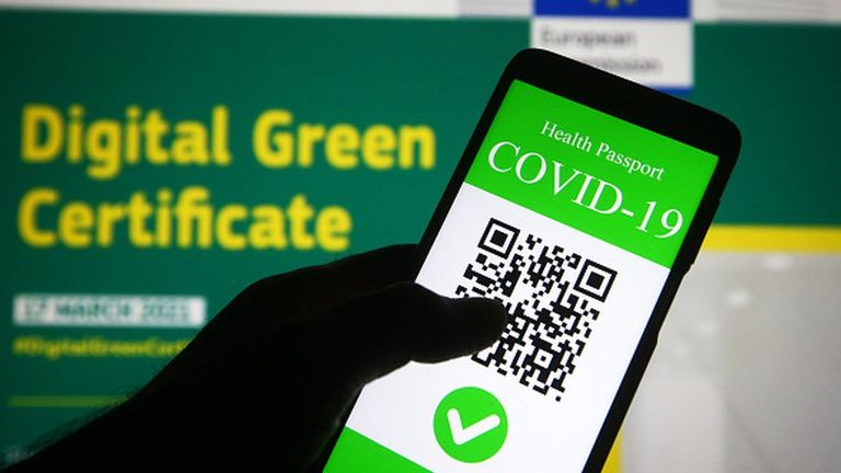 "Зеленый сертификат" будет скачиваться на телефон и служить пропуском для поездок внутри Евросоюза