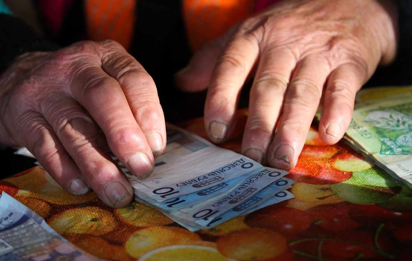 Vana naine loeb raha. Pilt on illustreeriv