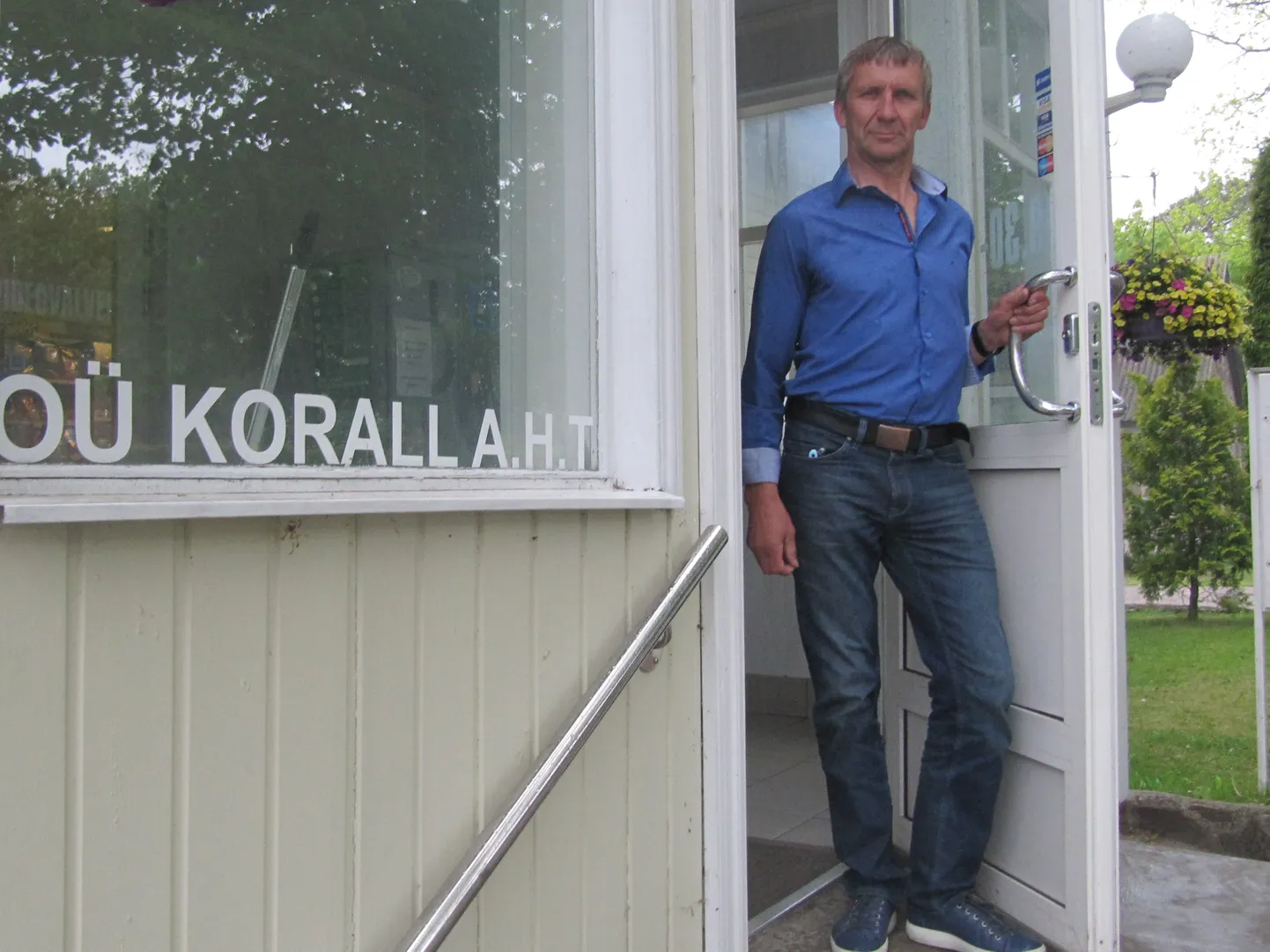 Korall A.H.T. peremees Ago Tähiste räägib, et suvel kaupa tellides jälgib ta hoolikalt ilmateadet. Kui on ilus ilm, on oht, et tellid liiga vähe. Kui on külm või kallab vihma, võib kaup kätte jääda.
