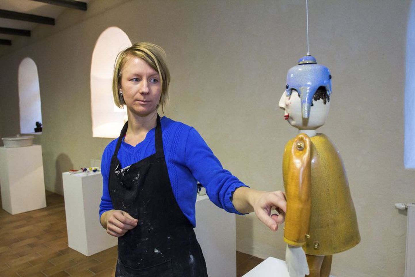 Kunstnik Kaie Pungas kiidab Mart Leeviku skulptuure.