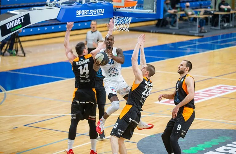 Pärnu sai Kalevi liidrid üsna hästi pidama, pildil Chavaughn Lewis palliga.