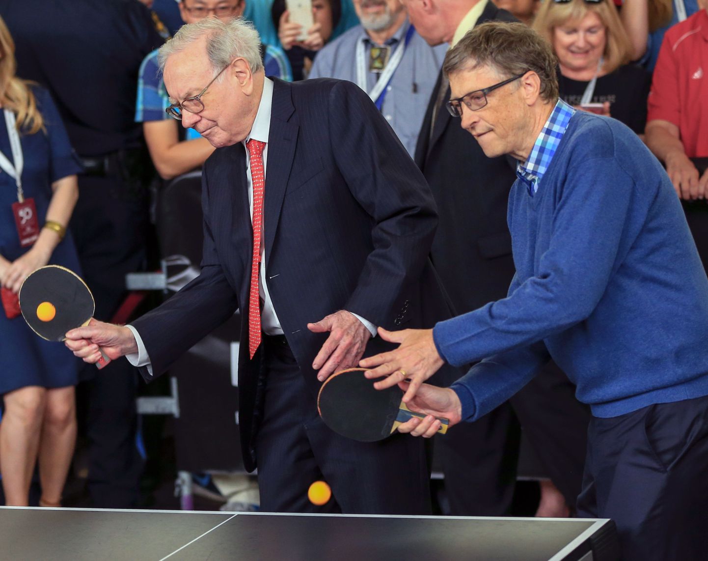 Warren Buffett (vasakul) ja Microsofti asutaja Bill Gates Microsoft Buffetti juhitava Berskhire Hathaway aktsionäride koosolekul laautennist mängimas.