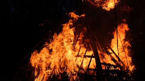 VIDEO ⟩ Kandavā degošu gateri dzēš septiņu pilsētu un ciemu ugunsdzēsēji