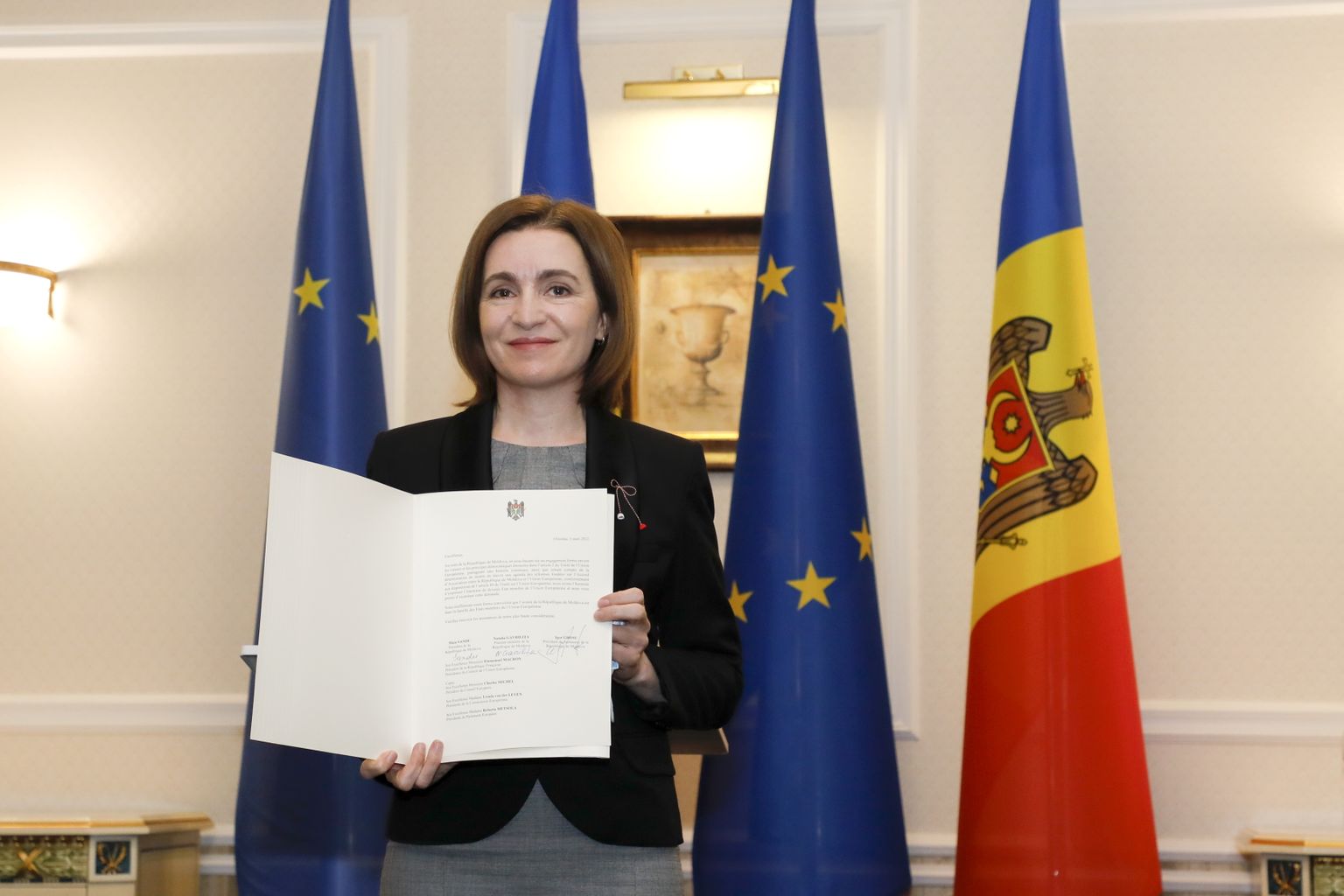 Moldova president Maia Sandu poseerimas meediale ametliku taotluse dokumendiga.
