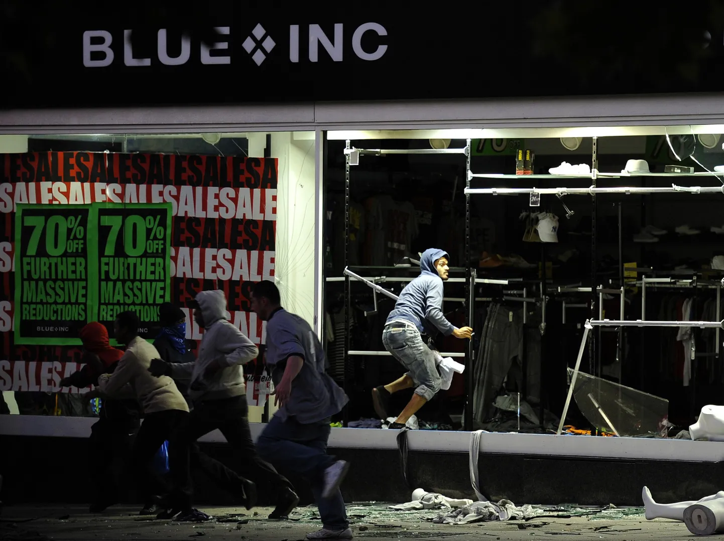 Беспорядки в Лондоне: мародеры опустошают магазин.
