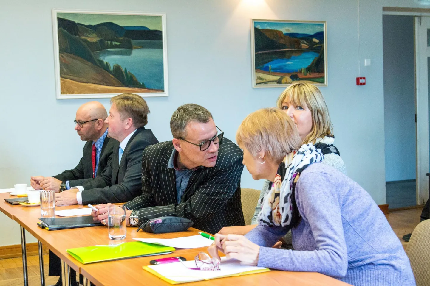 Fotol osa Otepää koalitsioonist (tagant ettepoole): vallavanem Kaido Tamberg ja volikogu esimees Jaanus Barkala ning Jaanus Raidal, Mare Raid ja Irja Sõnum. Barkala sõnul kindlat ajakava ja otsust ei ole, millal koolid ühise juhtimise alla viiakse.