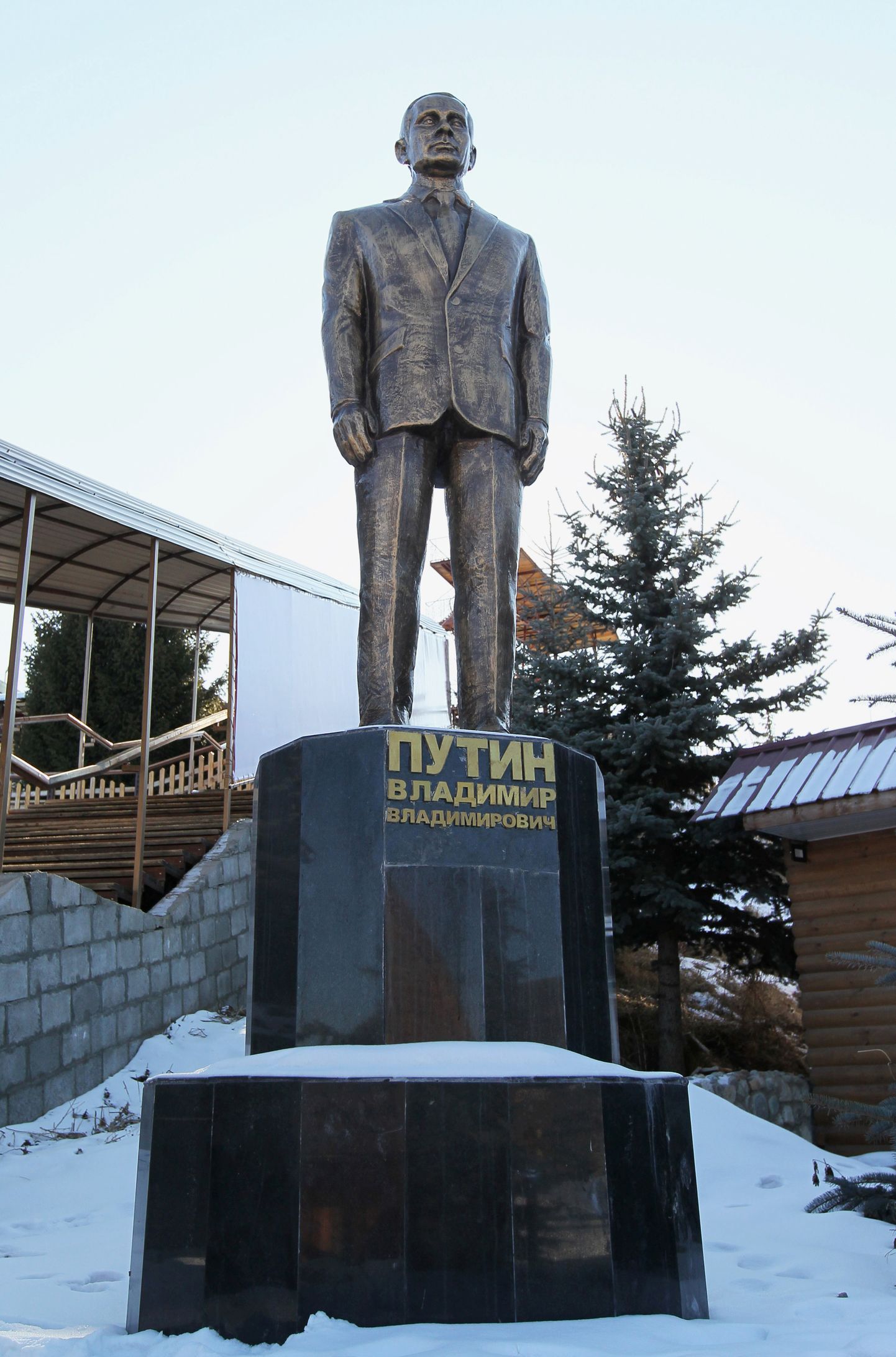 Vaade Vladimir Putini monumendile Zili suusabaasi juures Biškeki lähistel Kõrgõzstanis 8. detsembril 2019.