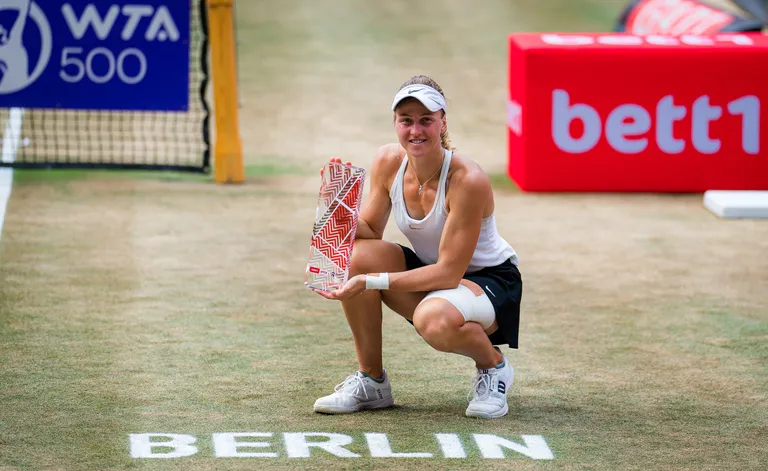 Ljudmilla Samsonova Berliini WTA 500 tenniseturniiri võidutrofeega.