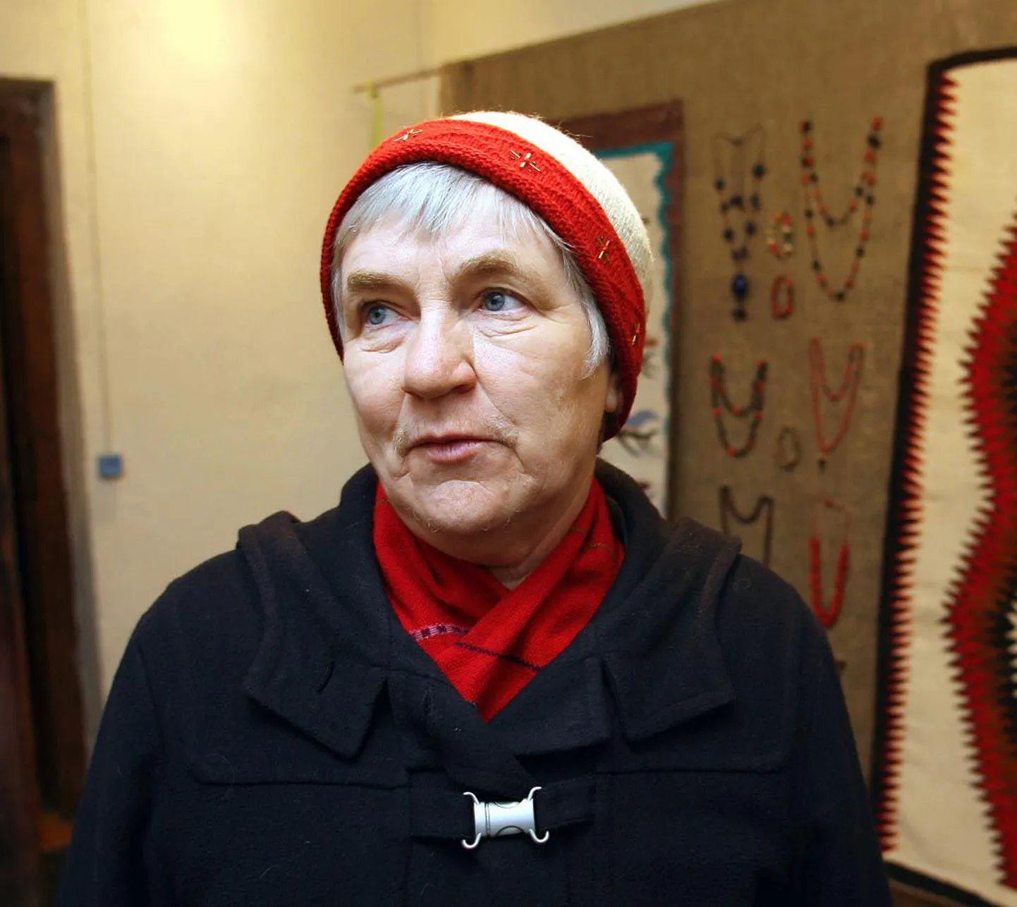 Näpunööridega kaunistatud vaipu suudavad valmistada isegi lapsed, ütleb kunstnik Anu Raud.