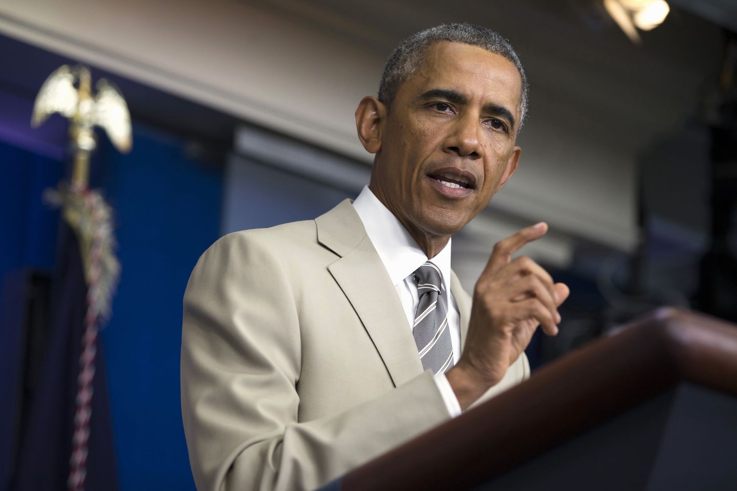 Явление Обамы в светлом костюме стало поводом для разговоров.