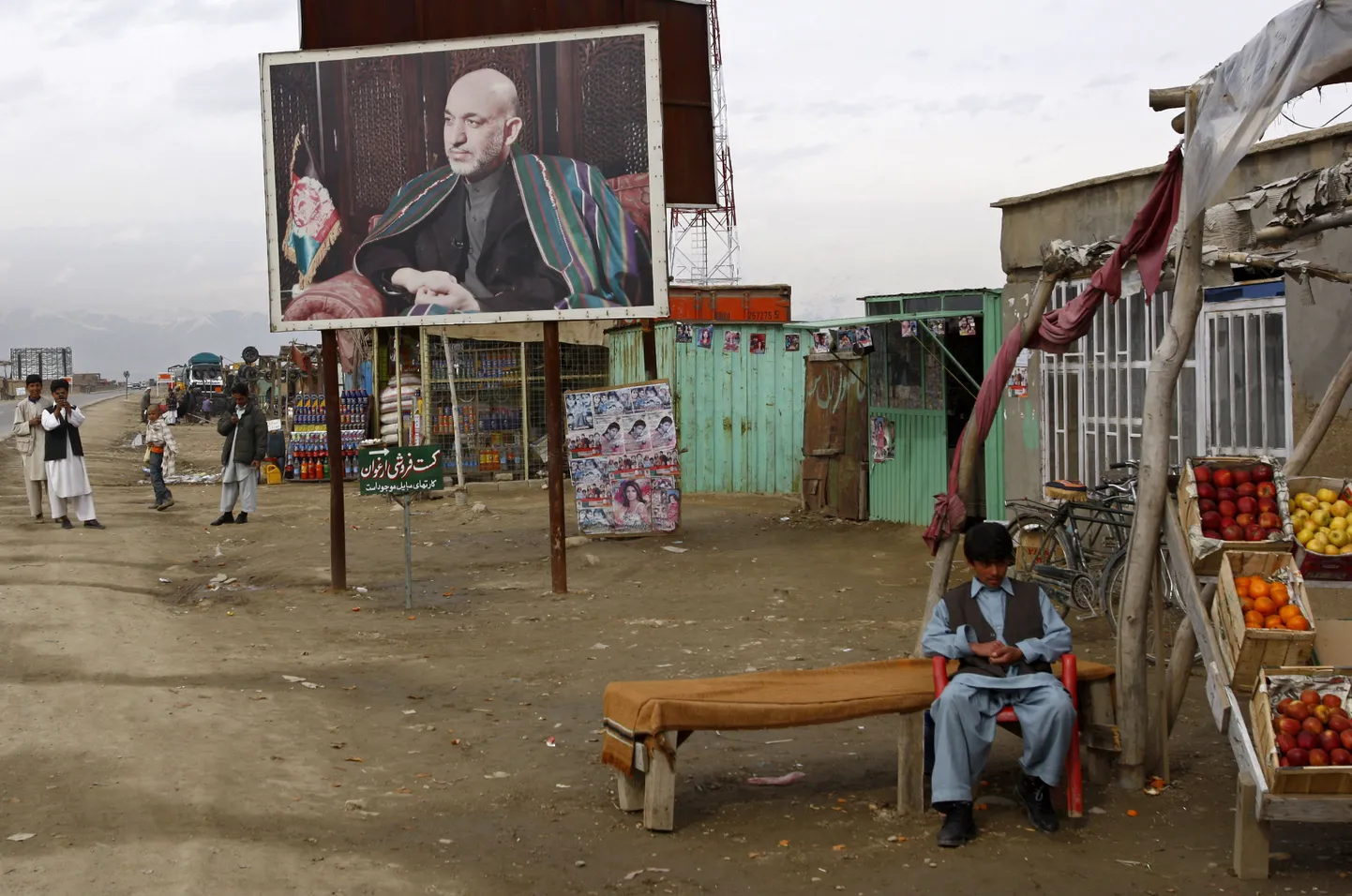 Afganistani presidendi Hamid Karzai poster Kabuli lähedal.
