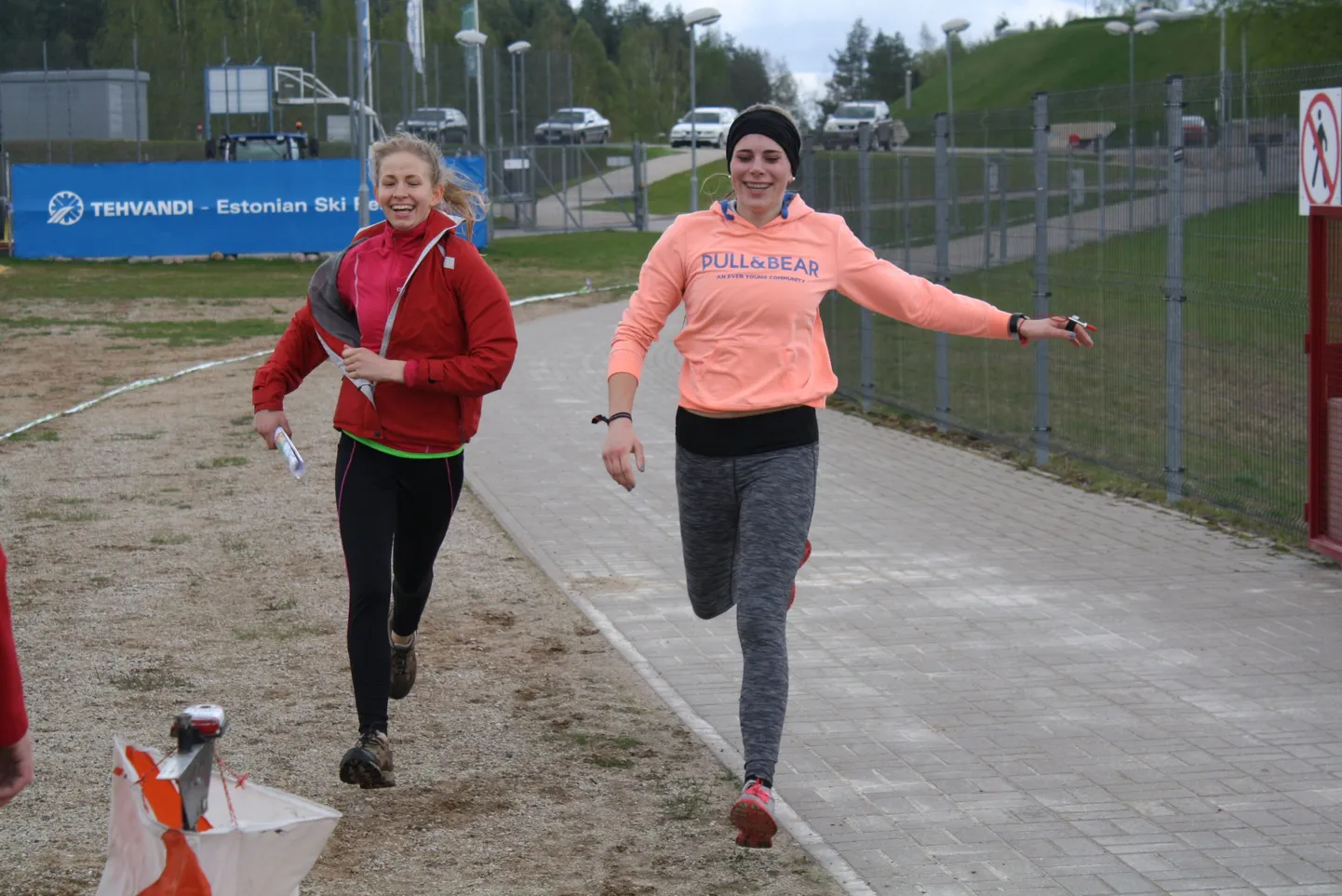 Otepää mägisel maastikul selgusid tänavused karikavõitjad koolinoorte orienteerumises.
