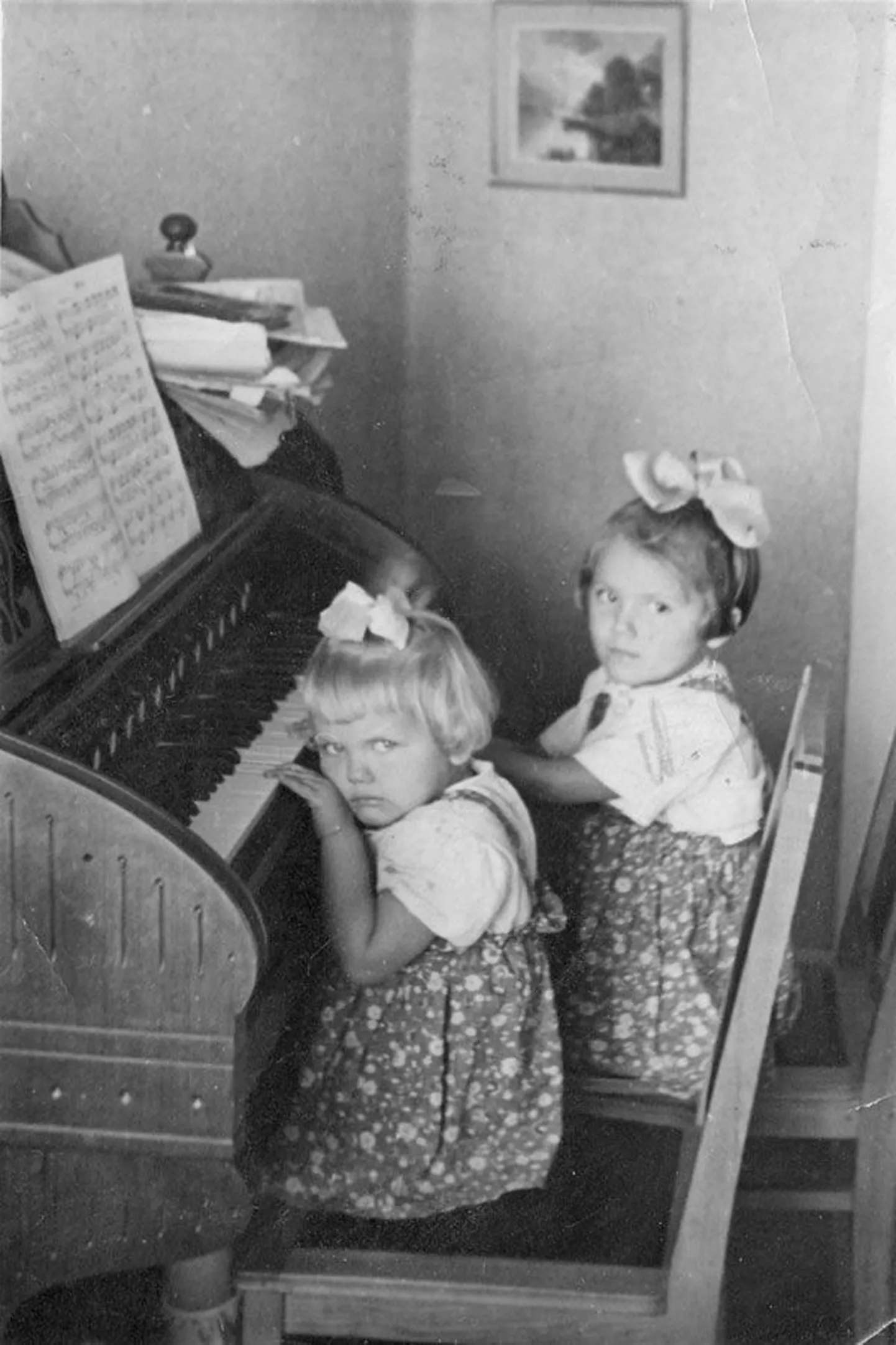 1947: noorem õde Eve ja umbes 3-aastane Reet oma kodus Tallinnas Paluka tänaval.