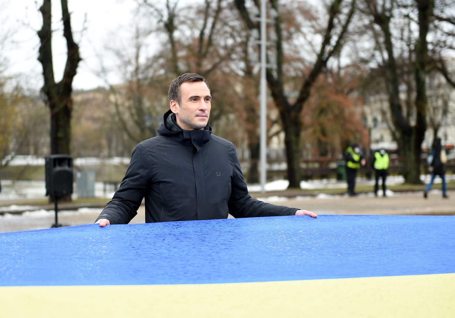 Rīgas mērs Mārtiņš Staķis piedalās akcijā "Karogs par mieru Ukrainā" pie Brīvības pieminekļa, kur tiek izritināts lielais Ukrainas karogs, atzīmējot "Ukrainas nedēļu" un paužot atbalstu šīs valsts suverenitātei.