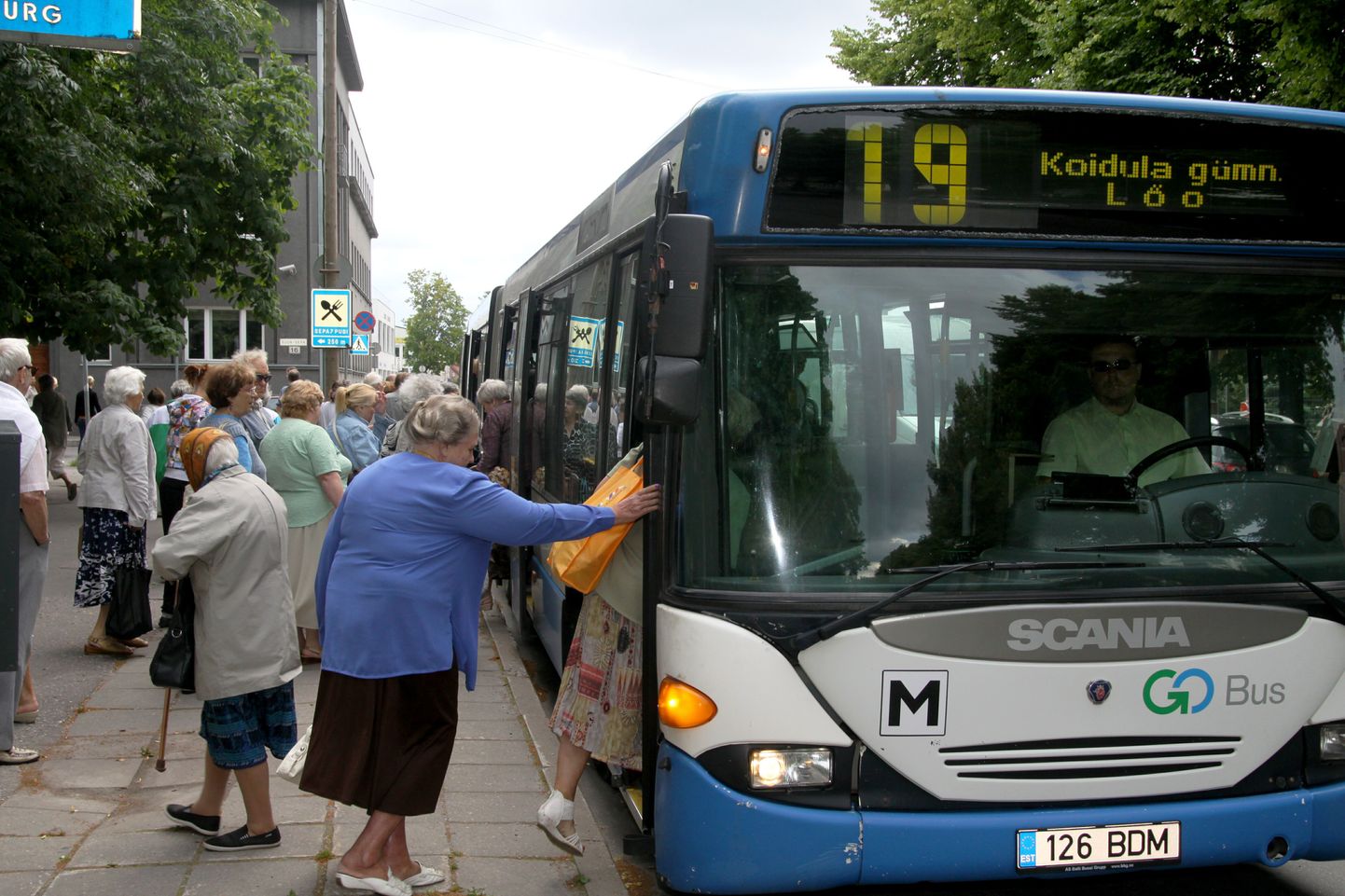 Pärnu linnapea Toomas Kivimägi ja abilinnapea Romek Kosenkranius teevad täna linnas bussireisi, et uurida linlastelt, kuidas on nad rahul hiljutise bussiliinide reformiga.