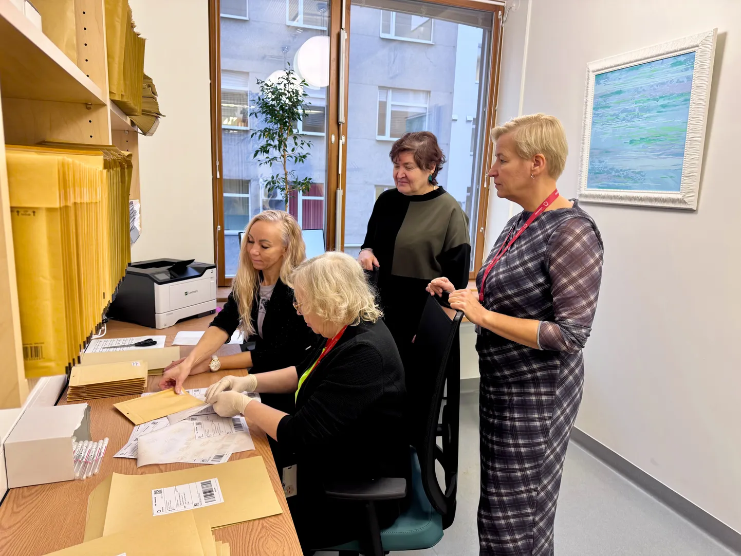 Igal hommikul saab labor nimekirja eelmisel päeval tehtud tellimustest ning seda koos infoga, kuhu proovivõtuvahend tuleb saata. Paki saab tellida Omniva postiautomaati või ka otse kirjaga koju.
