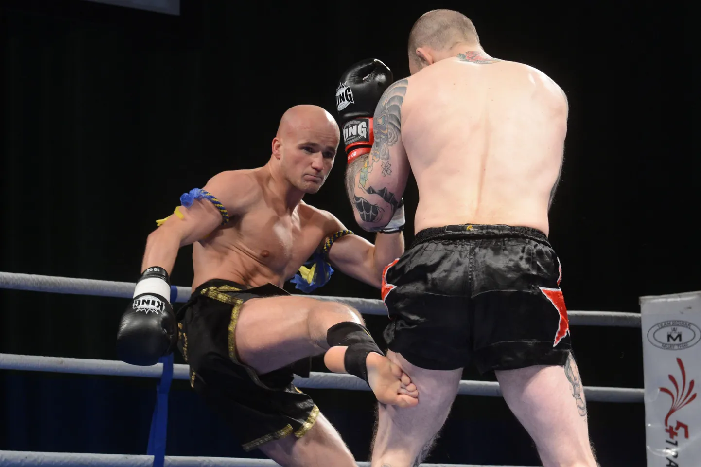 Baltfight Pro Kalevi spordihallis. Vastamisi K-1 reeglite järgi Kevin Renno (vasakul) ja Peter James Irving (Inglismaa).