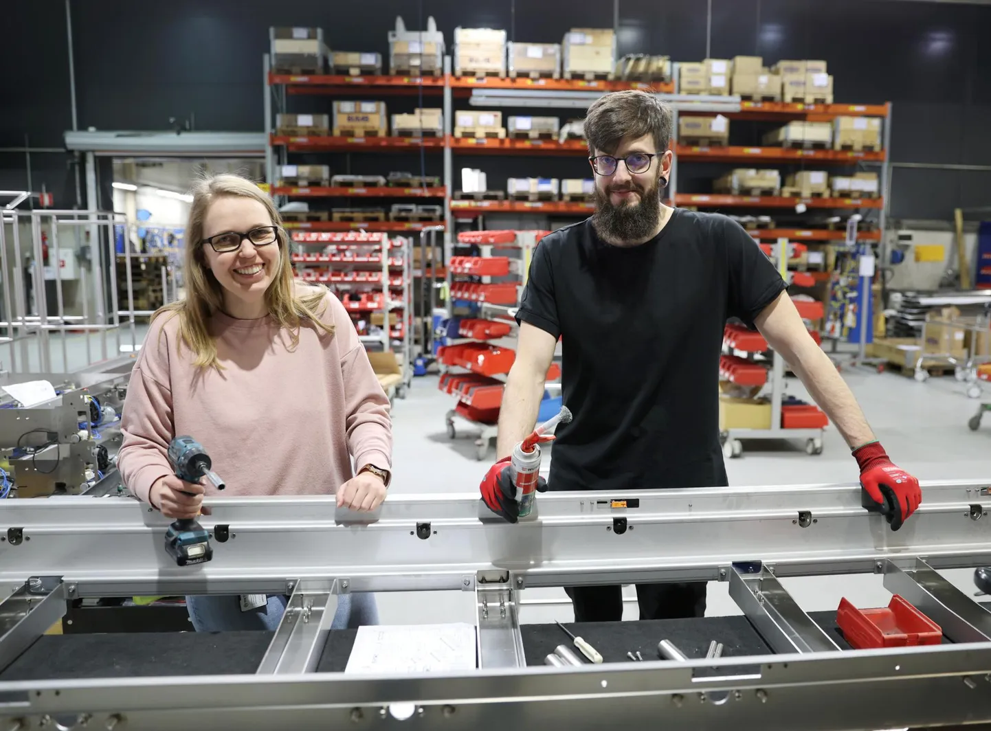 Avatud tehaste päeval saab piiluda ka metallitööstusettevõtte Metec tehasesse, kus tootmisliine tutvustavad protsessiinsener Eeva Kärner ja juhtiv protsessiinsener Hanno Jahisoo.