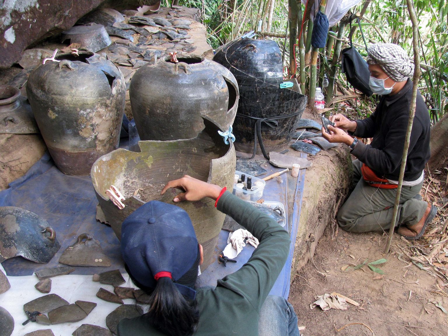 Kambodža arheoloogid panevad Cardamomi mägedes Koh Kongi provintsis kokku inimluid sisaldavate urnide kilde.
