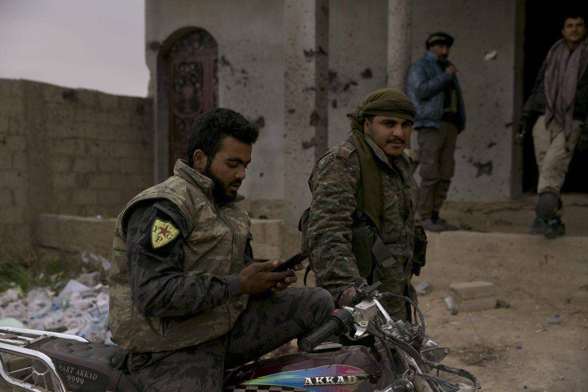 Süüria Demokraatlike Jõudude võitlejad Baghouzis, kus käib võitlus viimaste ISISe mässuliste vastu.