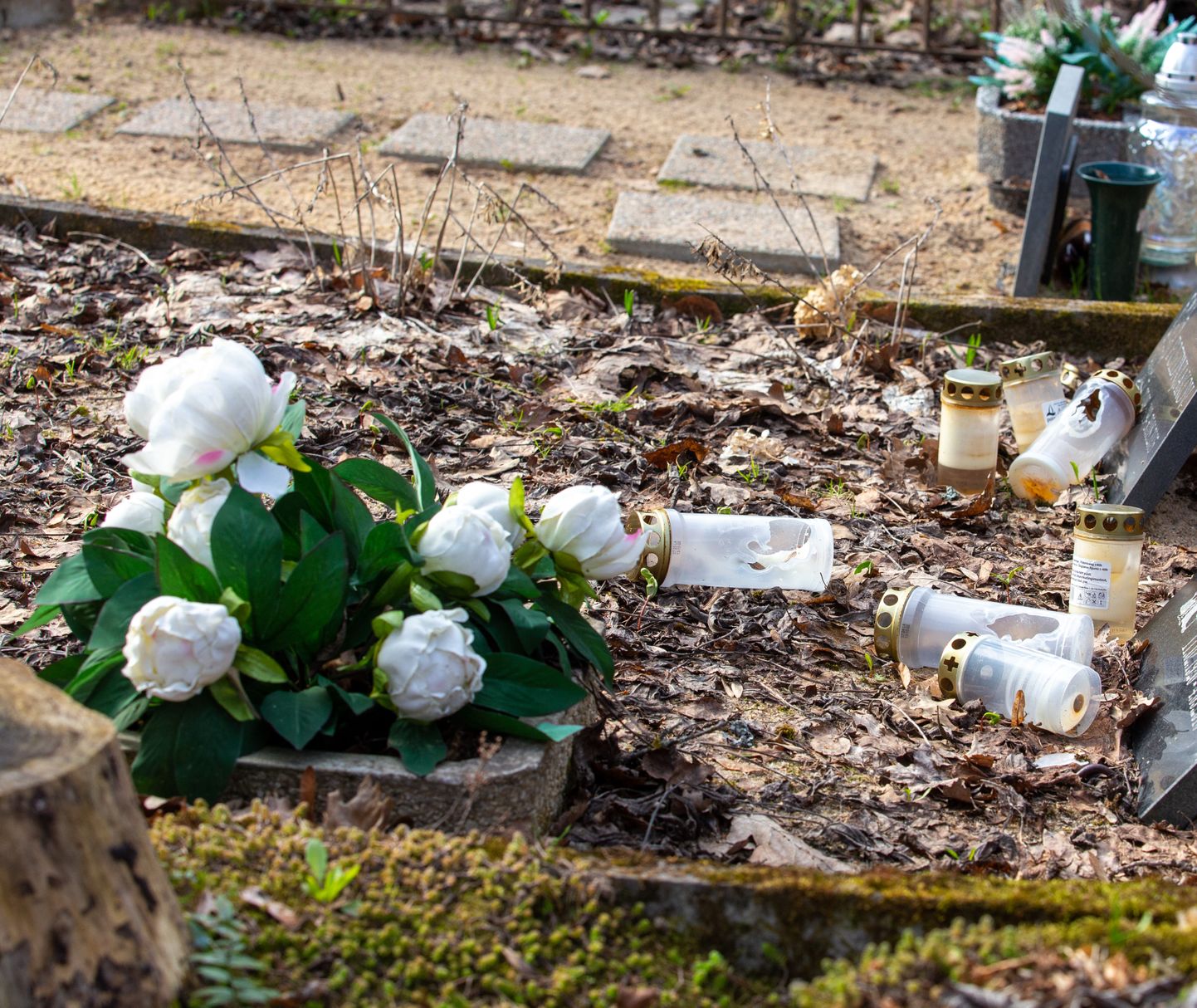 Свечи на эстонском кладбище. Снимок иллюстративный.