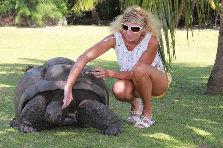 Katrin Virkus Sule Seišellidel Cousini saarel, kus eelmise sajandi seitsmekümnendatel avati keskus merikilpkonnade kaitsmiseks.