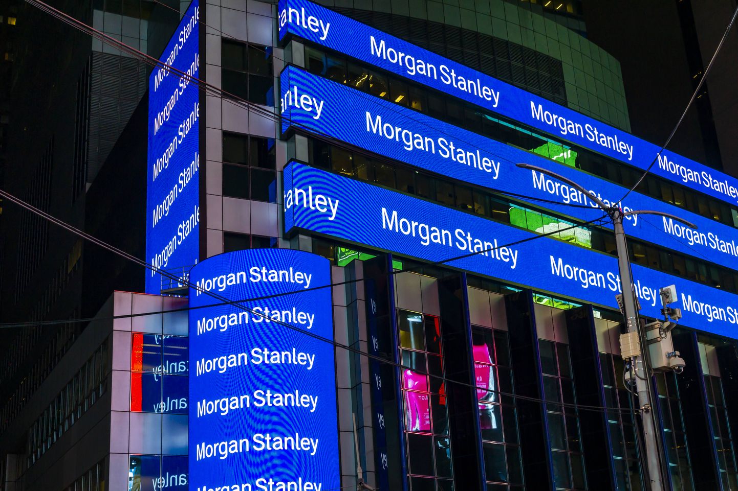 Morgan Stanley hoone 17. detsembril 2019 New Yorgis Morgan Stanley reklaamidesse mähituna.