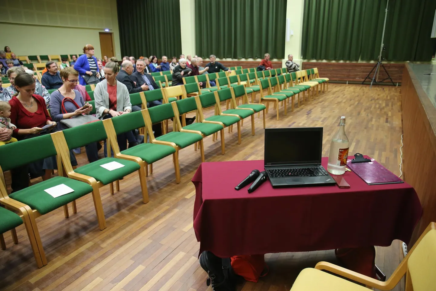 Teisipäeval Räpinas toimunud koosolekul võtsid sõna eelkõige Lämmijärve piirkonda tselluloositehase rajamise vastu olevad inimesed, samas kui vabriku arendajad ja riigihalduse minister Janek Mäggi jäid aianduskooli saali tulemata.
