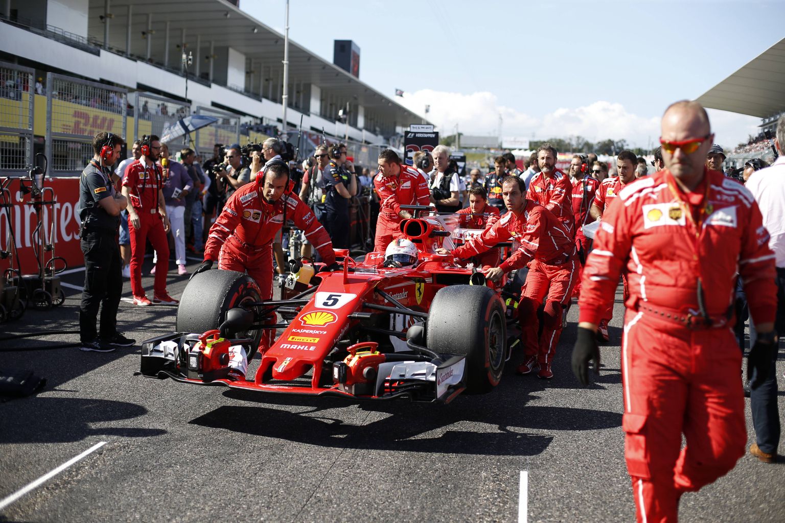 Ferrari võistkond üritas Sebastian Vetteli autot stardi eel korda saada, kuid see ei õnnestunud.