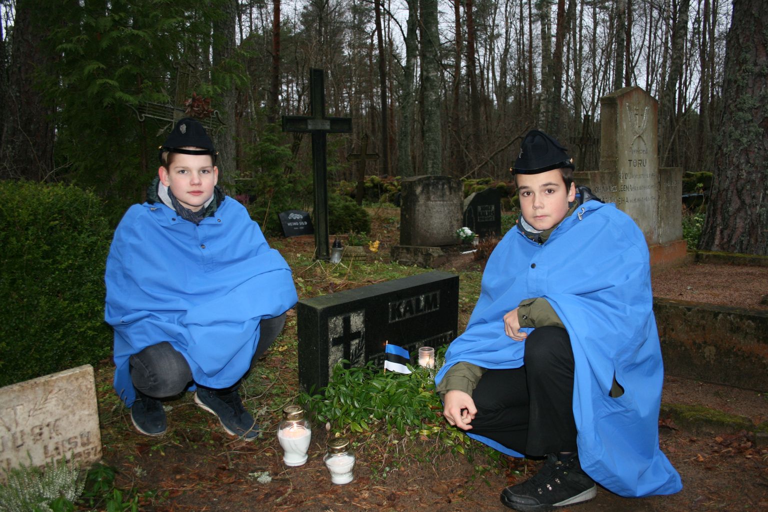 ISAMAALISELT MEELESTATUD: Noored kotkad Oskar Sääsk ja Jarek Kald Kaali rühmast süütasid Teodor Kalmu mälestuskivi juures Püha kalmistul küünlad.