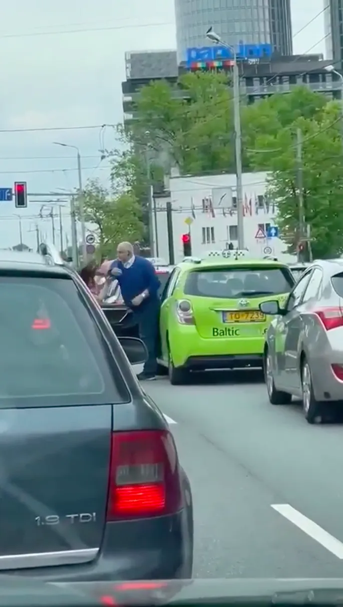 ВИДЕО ⟩ Конфликт двух таксистов в Риге: мужчина ударил женщину по лицу