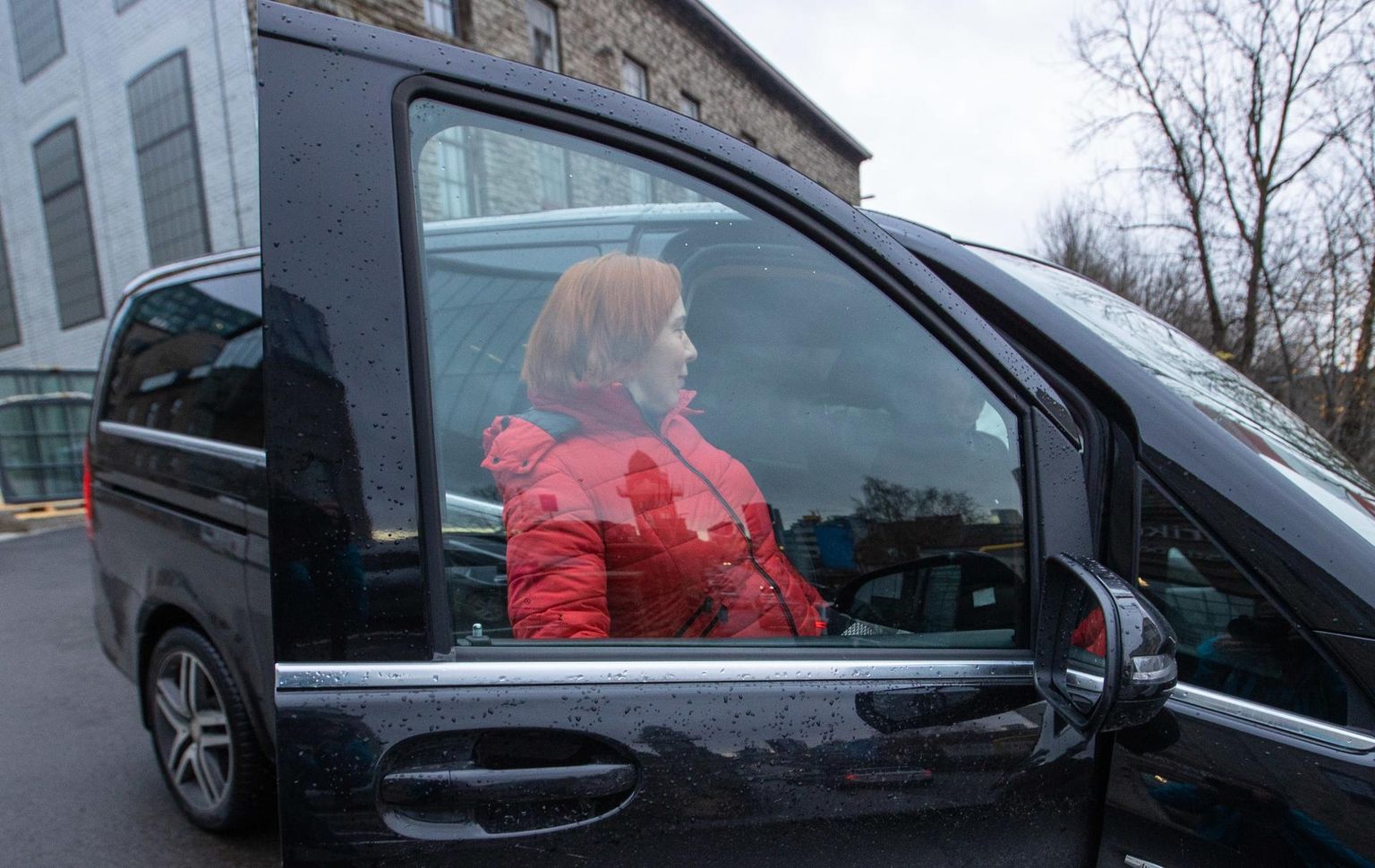 Mailis Reps ja tema ametiauto.