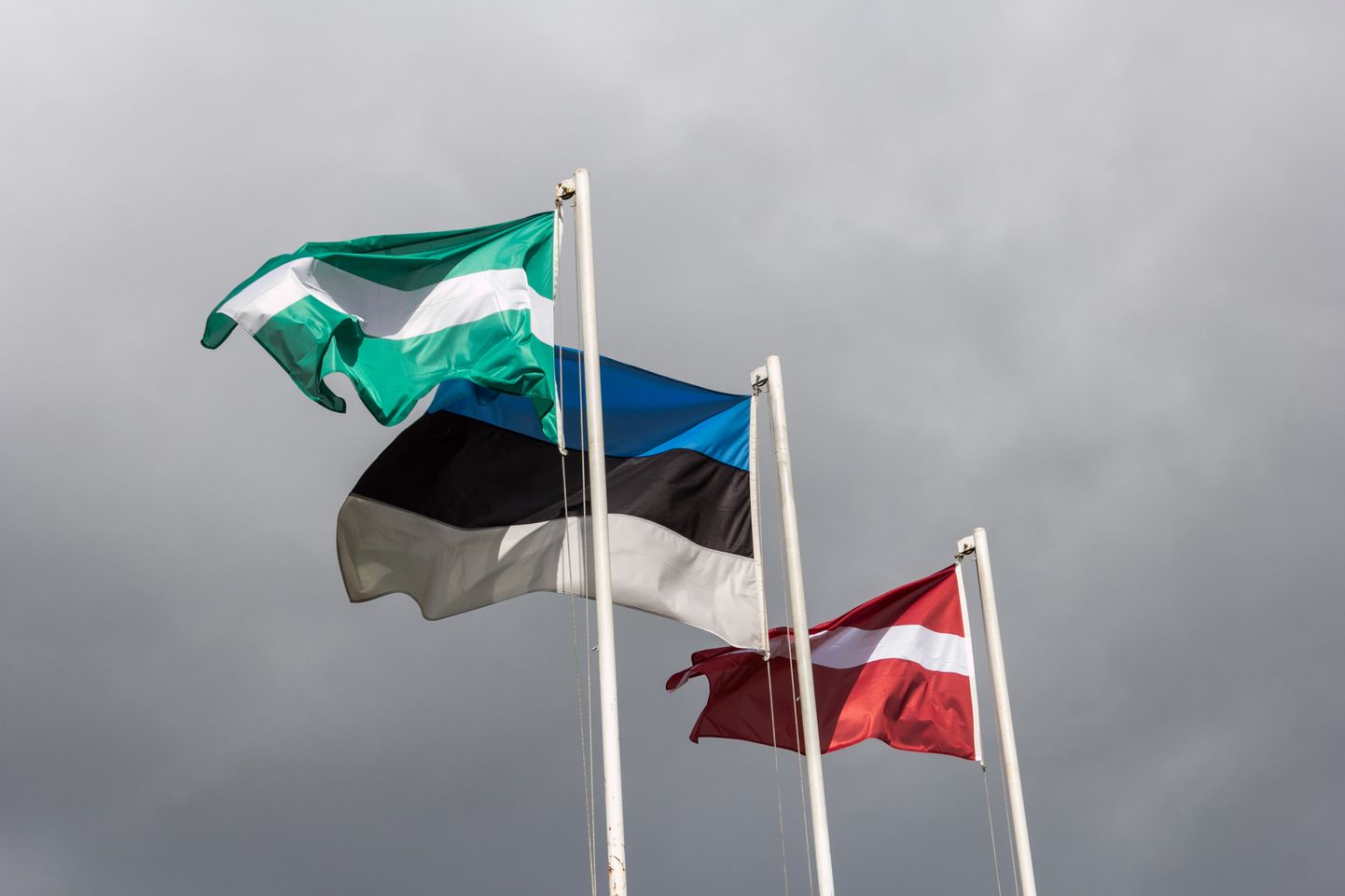 Siin pildil on koos Eesti ja Läti riigilipuga veel Valga linna lipp.