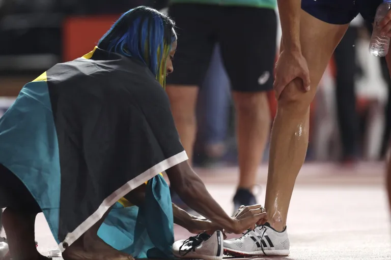 Shaunae Miller-Uibo aitab kaasat pärast tolle rasket katsumust.