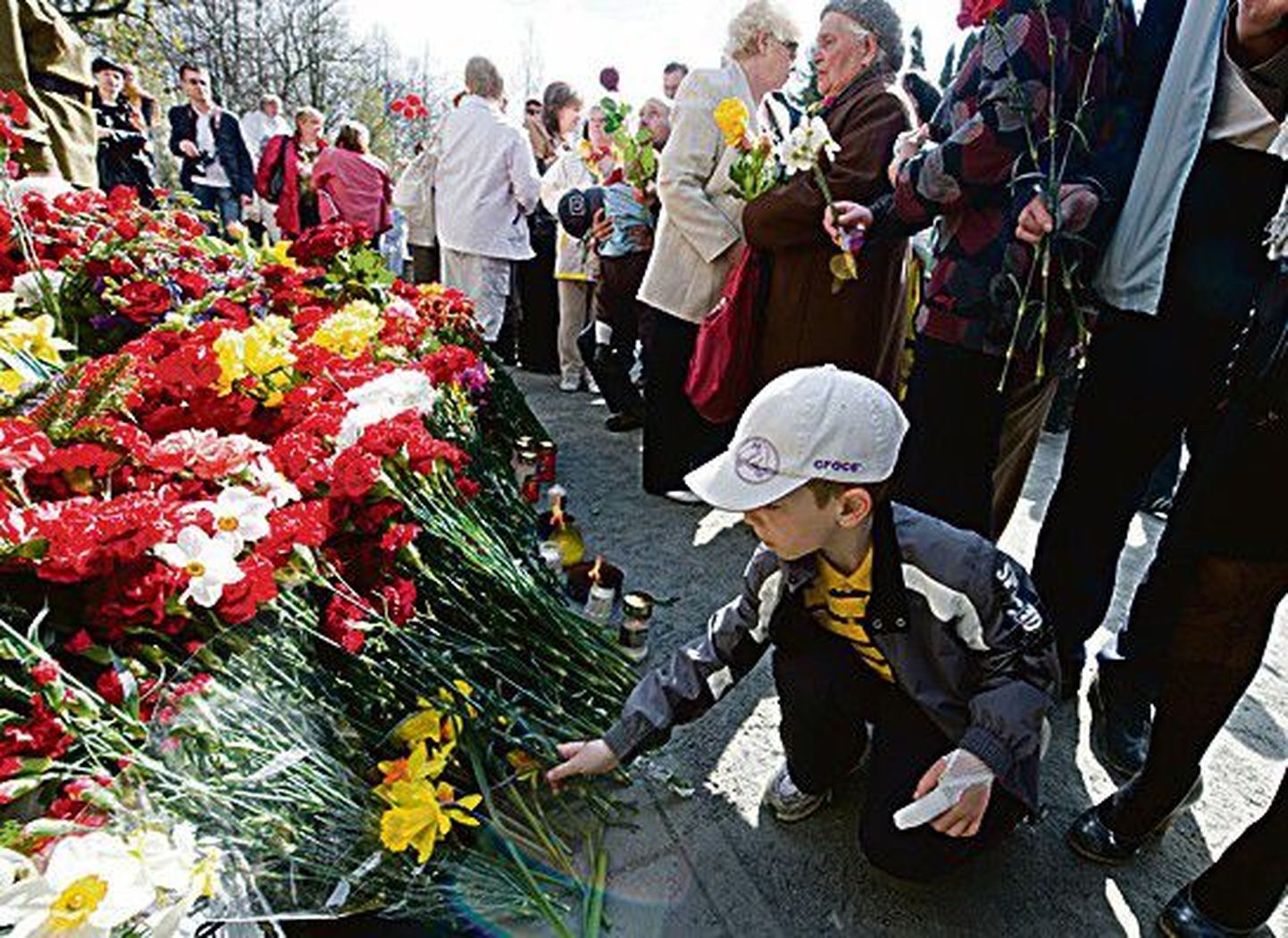 Возложение цветов 9 мая для многих жителей Таллинна стало данью уважения близким, пережившим войну.