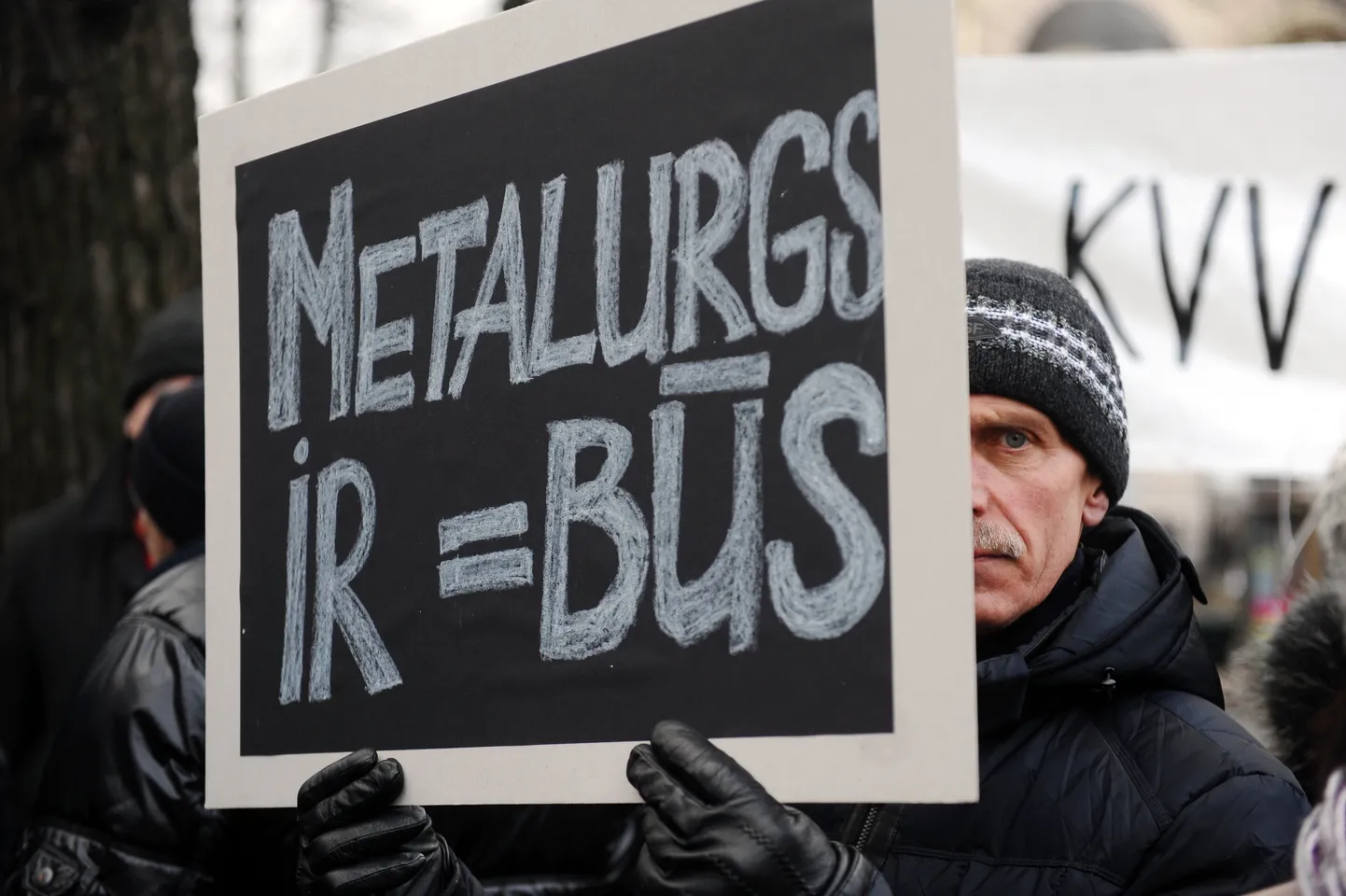 Работники KVV Liepājas metalurgs на пикете возле здания правительства требуют не допустить закрытия предприятия, 2016 год