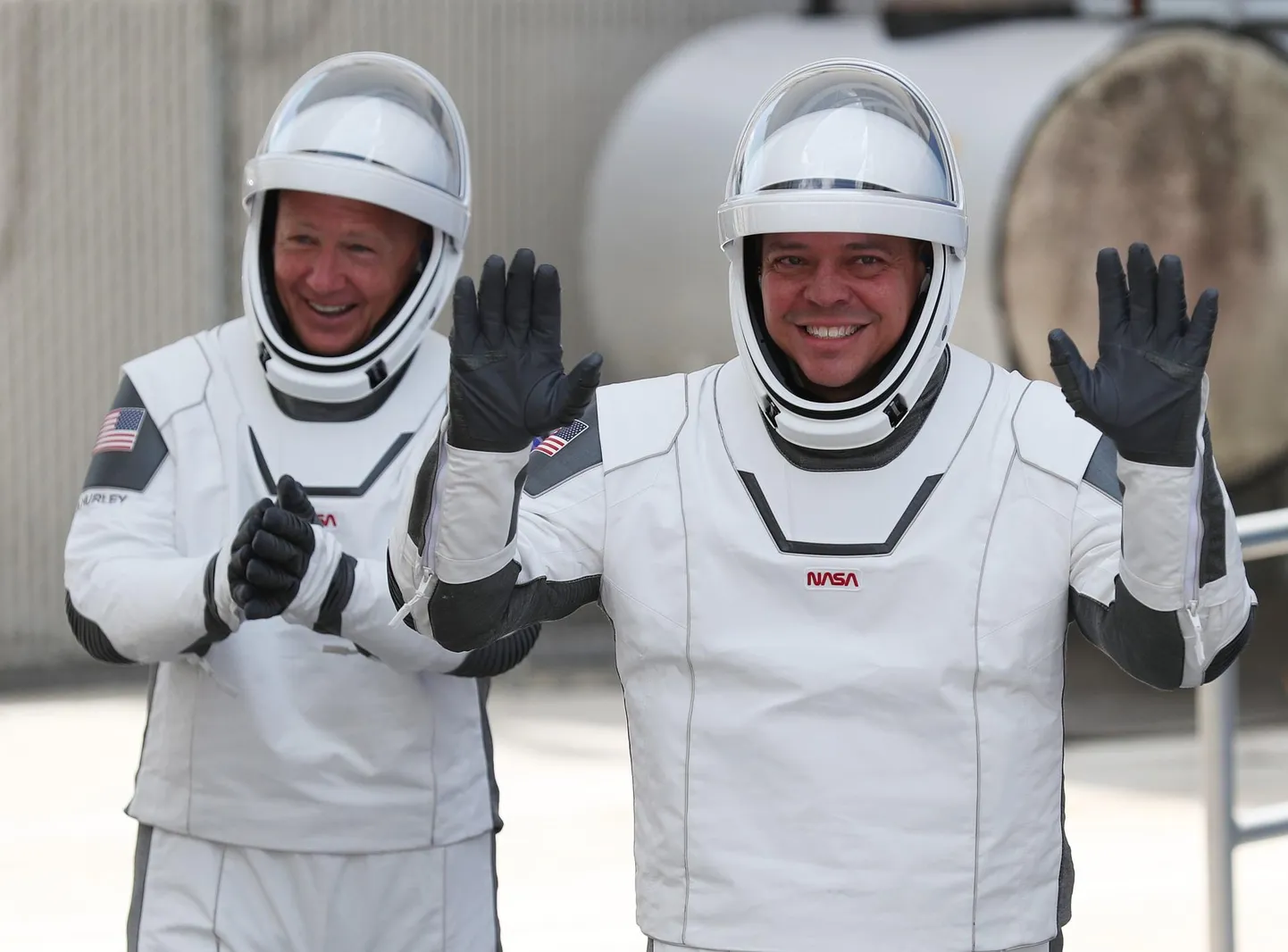 NASA astronaudid Bob Behnken (paremal) ja Doug Hurley (vasakul) 30. mail enne SpaceXi starti rahvusvahelisse kosmosejaama ISS.