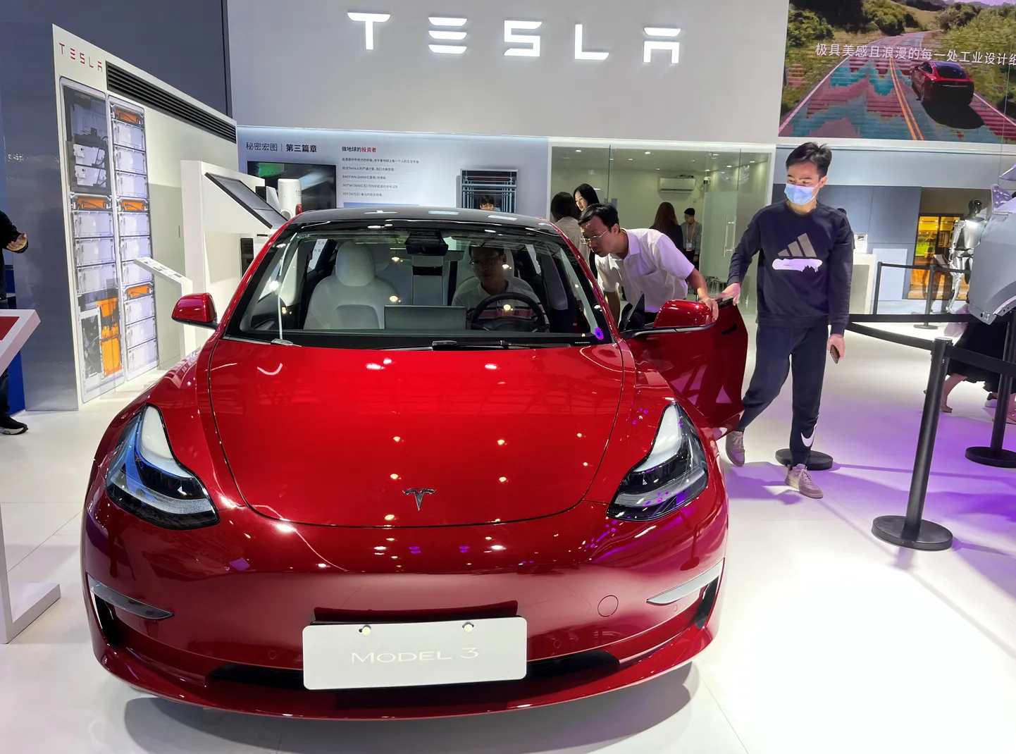 Tesla Model 3 Hiinas Haikoukus.aprillis toimunud tarbijamessil.