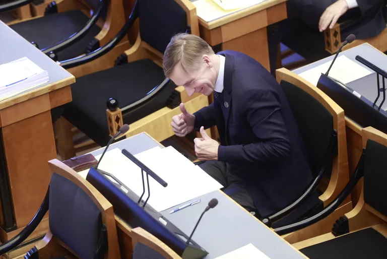 Riigikogu arutleb Venemaa terroristlikuks režiimiks kuulutamise üle. Mart Helme küsimus pani teiste erakondade esindajad naerma.
