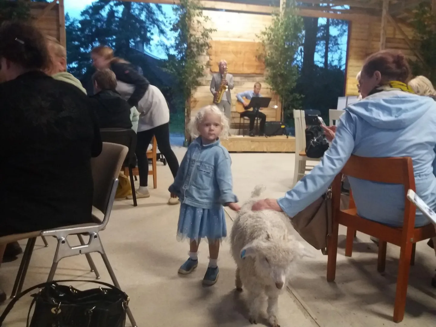 Väike restoranikülaline leidis endale mängukaaslase, samal ajal kui vanaema muretult saksofoniviisi nautis.
