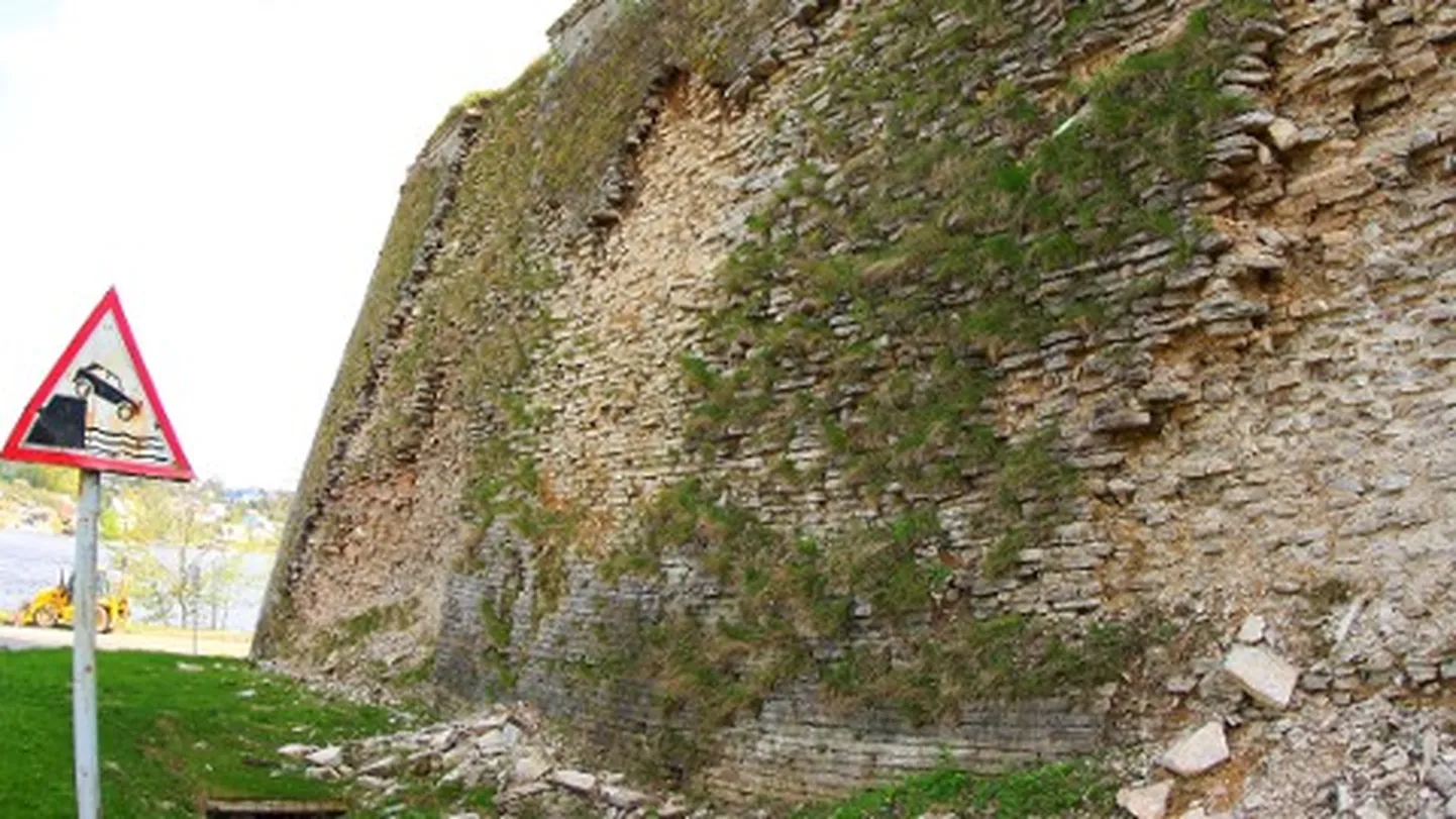 Narva üks võimsamaid ja kõrgemaid bastione, Victoria, paikneb otse piirijõe kaldal. Selle välissein laguneb hirmuäratava kiirusega, kuid saab lähiaastail Euroopa Liidu toetuse abil korda.