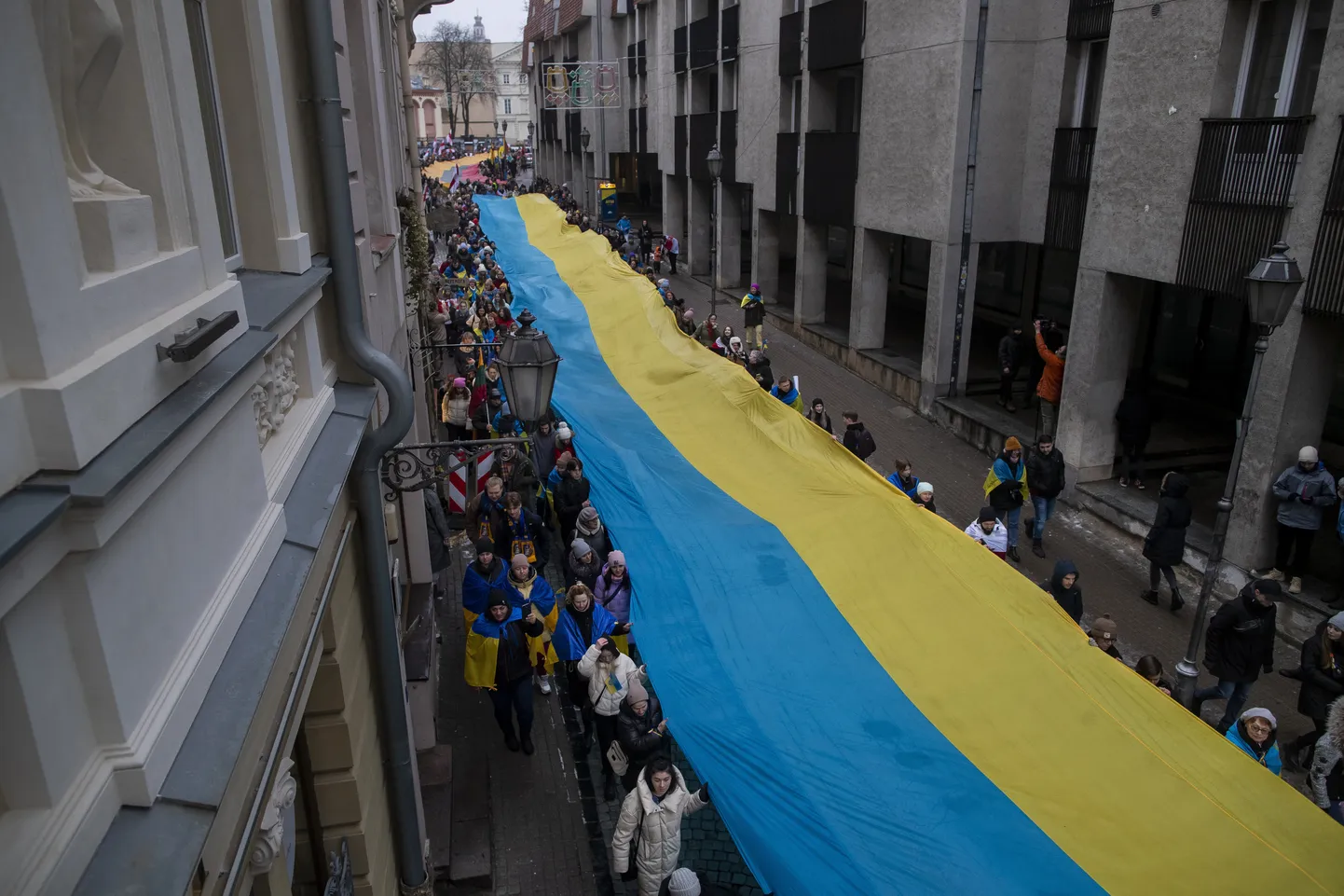 Pikets Lietuvā, atzīmējot gadu kopš Krievijas iebrukuma Ukrainā.