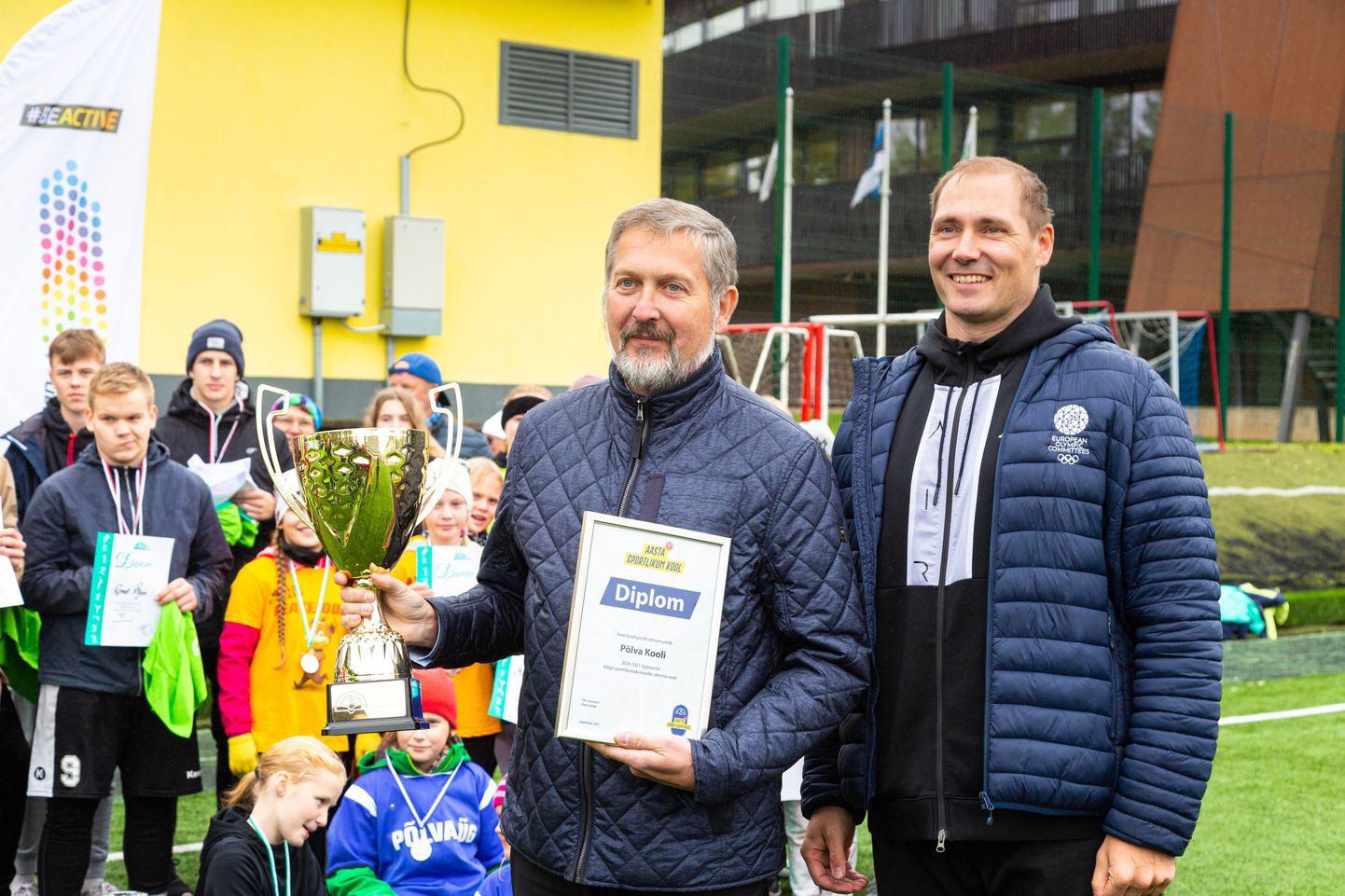 Endine profisportlane Gerd Kanter andis Põlva kahele koolile üle aasta sportlikuma kooli tiitlid koos rändkarikatega.
