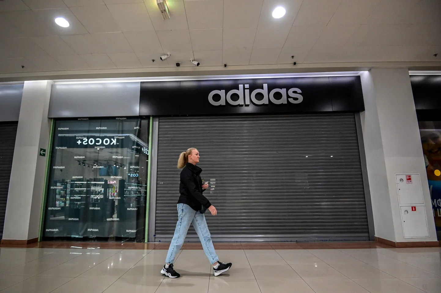 Suletud Adidase kauplus 2022. aasta mais Moskva oblastis asuva Tšehhovi linna kaubamajas.