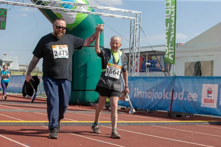 Benno Viirandi viimane finiš ümber Viljandi järve jooksul oli 2019. aastal. Siis toetas teda Sakala ajakirjanik Üllar Priks.