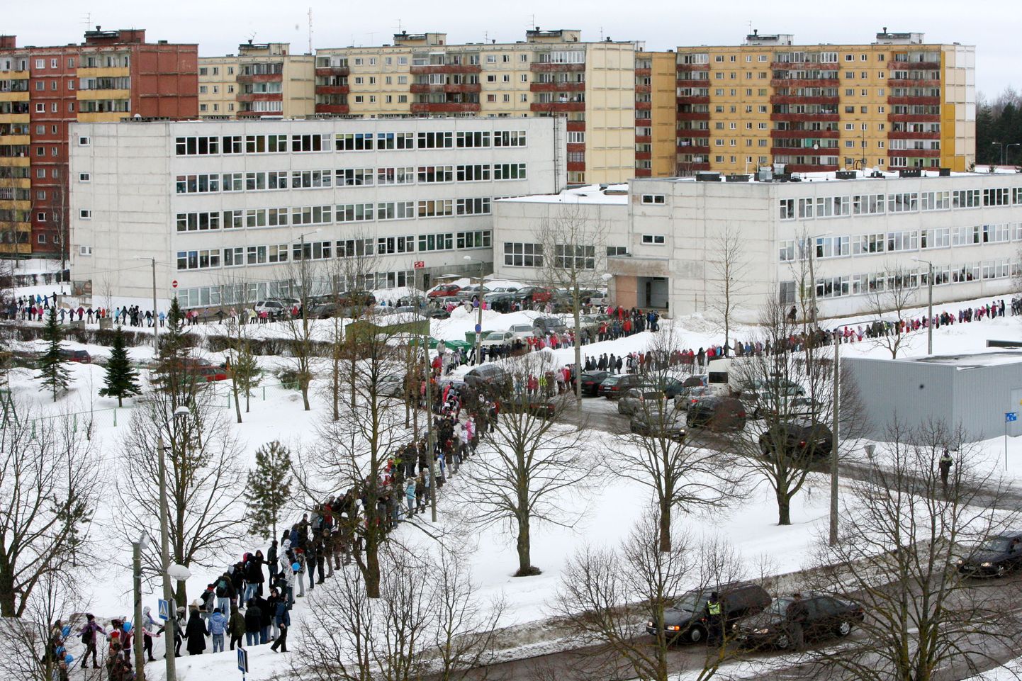 Tartu Kivilinna gümnaasiumi 25. juubelit tähistati kahte koolimaja ühendava õpilastest inimketiga.