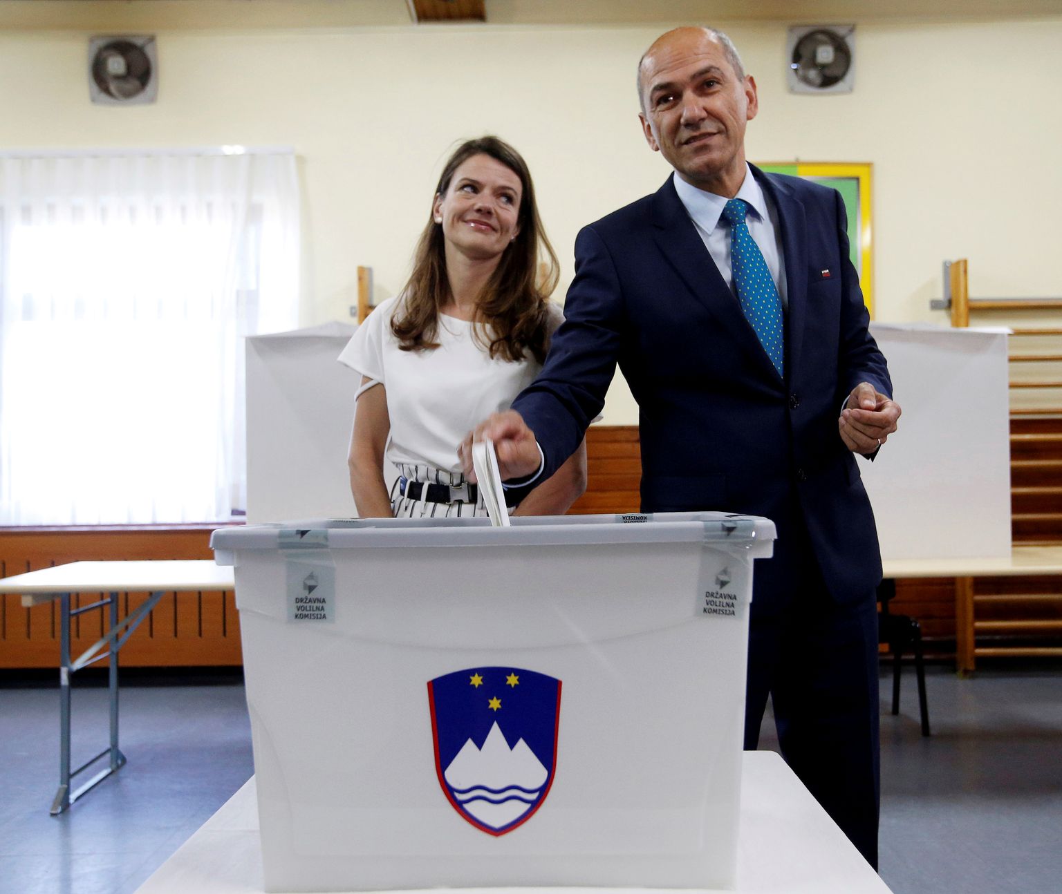 Janez Janša ja tema naine hääletamas.