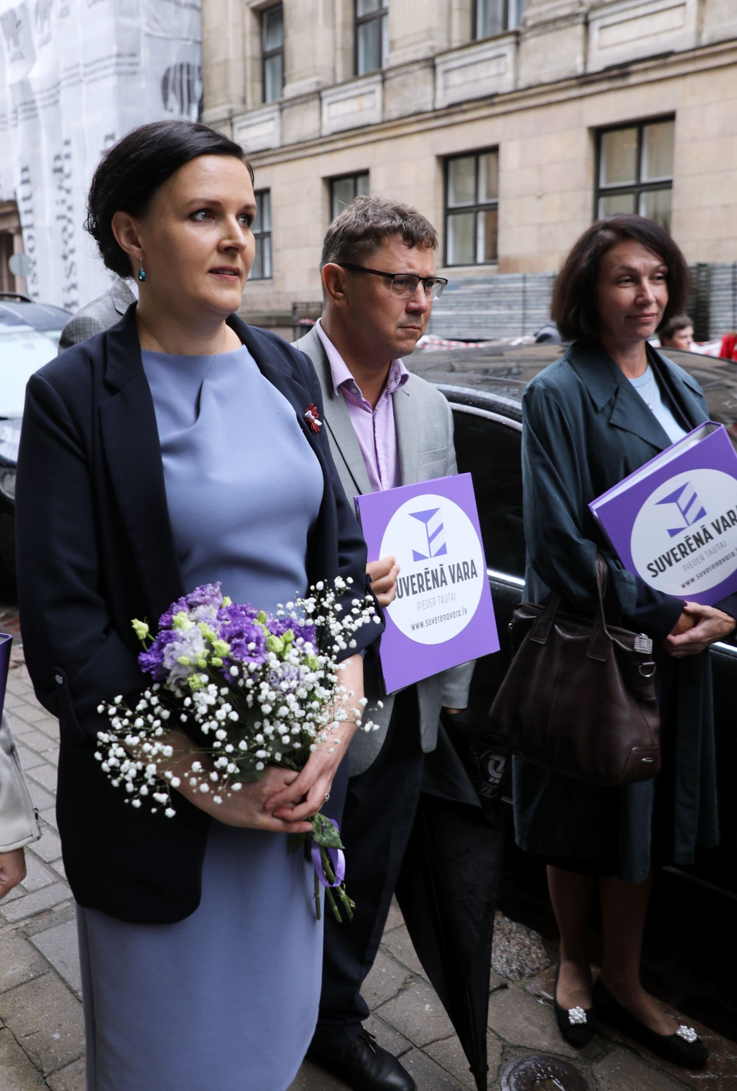 Partijas "Suverēnā vara" valdes locekles Jūlija Stepaņenko (no kreisās) un Ļubova Švecova dodas iesniegt partijas deputātu kandidātu sarakstu un priekšvēlēšanu programmu 14. Saeimas vēlēšanām Centrālajā vēlēšanu komisijā.